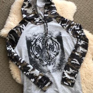 Trendyland hoodie size L